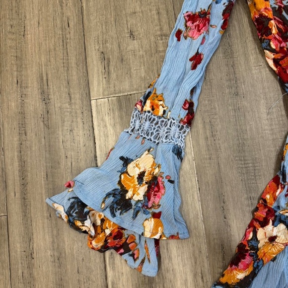 V-Neck Flowy Floral Romper - Picture 7 of 9